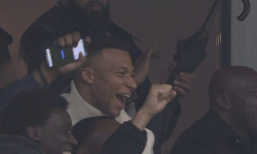 Kylian Mbappé smilles when brother Ethan scores against PSG